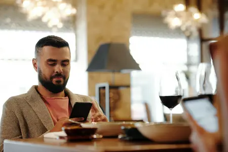 Mesero sirviendo comida en un restaurante en El Salvador