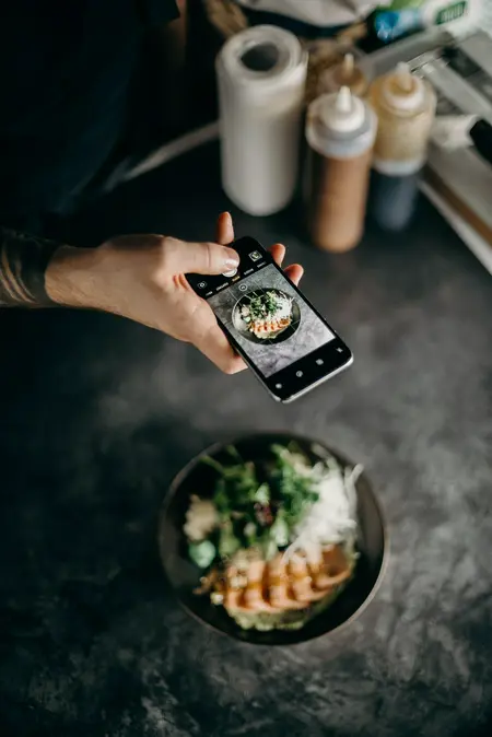 Dueño de un restaurante en El Salvador promocionando su comida en Facebook desde su celular